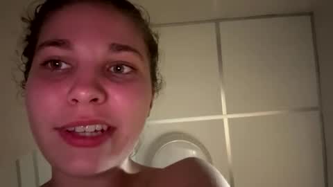 deepthroatqueen33 online show from February 7, 7:06 pm