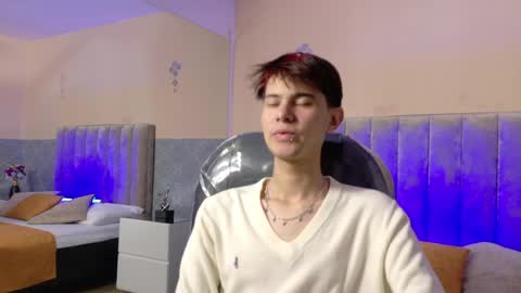 derek_sinn online show from April 2, 7:43 pm