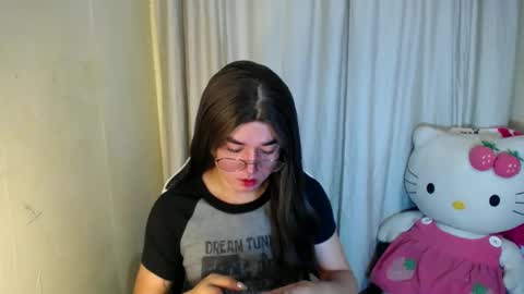 Snapshot of desirable_lorinexx chatting on February 24, 5:22 am LORINE online show from February 24, 5:22 am