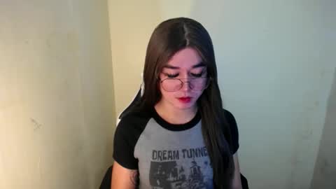 Snapshot of desirable_lorinexx chatting on February 6, 2:22 am LORINE online show from February 6, 2:22 am