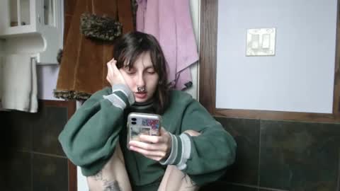 Snapshot of devilg1rl chatting on September 30, 11:37 pm poutyangel online show from September 30, 11:37 pm