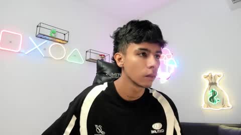 dikey_18 online show from March 10, 11:27 pm