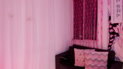Snapshot of doll_venus chatting on September 23, 12:37 am Roxana  independent model can you help me reach 100 hands up uwu online show from September 23, 12:37 am