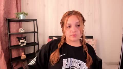 Snapshot of doll_venus chatting on February 1, 1:02 am Roxana  independent model can you help me reach 100 hands up uwu online show from February 1, 1:02 am