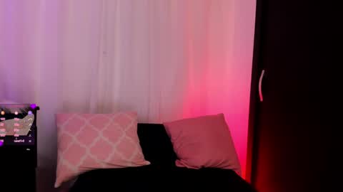 Snapshot of doll_venus chatting on March 12, 1:14 am Roxana  independent model can you help me reach 100 hands up uwu online show from March 12, 1:14 am