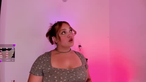 Snapshot of doll_venus chatting on March 10, 10:13 pm Roxana  independent model can you help me reach 100 hands up uwu online show from March 10, 10:13 pm