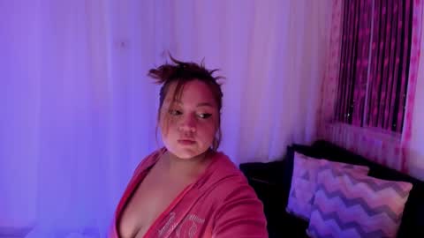 Snapshot of doll_venus chatting on October 1, 1:05 am Roxana  independent model can you help me reach 100 hands up uwu online show from October 1, 1:05 am