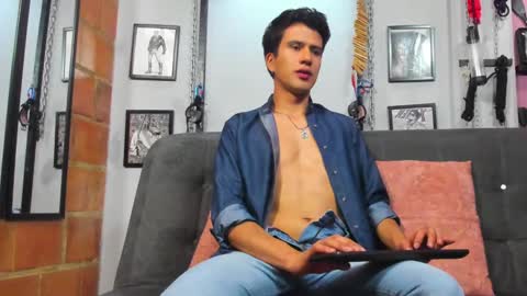 Snapshot of dom2travelers_sm chatting on March 8, 4:50 pm Diego Castell online show from March 8, 4:50 pm