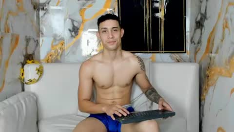 dominyck_ online show from August 8, 5:28 am
