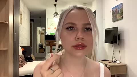 Stella online show from October 29, 4:09 pm