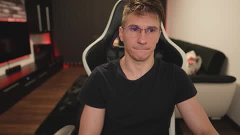 Dorian Reyes online show from December 3, 1:04 am