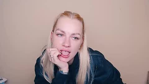 dream_dolly_ online show from October 15, 1:12 pm