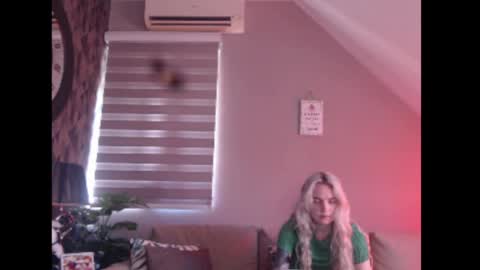 A girl online show from April 24, 7:32 am