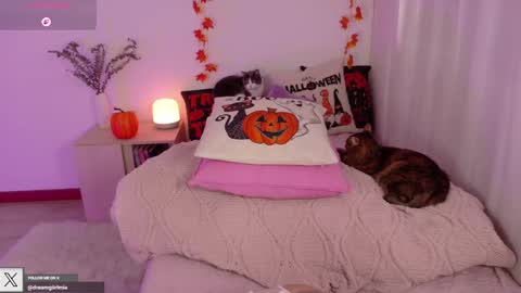 Snapshot of dreamgiirlmia chatting on October 16, 9:35 pm Mia D online show from October 16, 9:35 pm