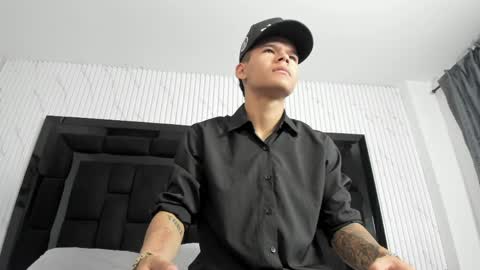 dylanroyce_ online show from April 21, 12:56 pm