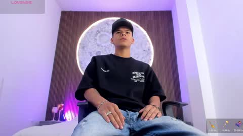 dylanroyce_ online show from April 20, 12:52 pm