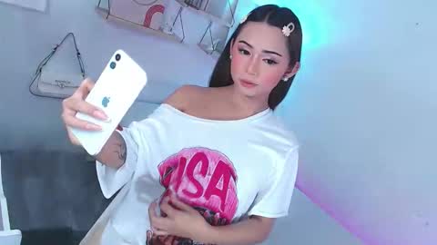 Snapshot of eilleh_loure chatting on October 22, 11:01 am Eilleh online show from October 22, 11:01 am