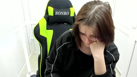 Evie online show from April 16, 6:46 am