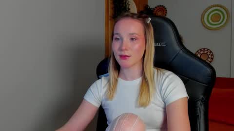 elaravoltage online show from March 27, 5:14 pm