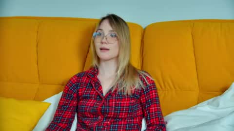 elaravoltage online show from April 14, 5:38 pm