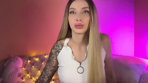 Ella online show from October 24, 9:10 am