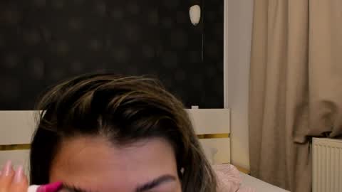 Elly online show from April 2, 7:10 pm