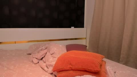 Elly online show from April 6, 7:37 pm