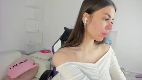 Ella online show from March 27, 2:17 am