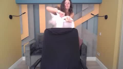 EllaLongs online show from December 18, 7:20 pm