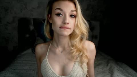 ellamilla online show from April 20, 6:11 pm