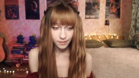 Snapshot of ellie_friendly chatting on December 17, 3:17 am ellie_friendly online show from December 17, 3:17 am