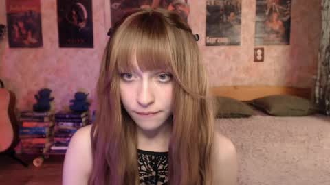 ellie_friendly online show from April 22, 1:18 pm