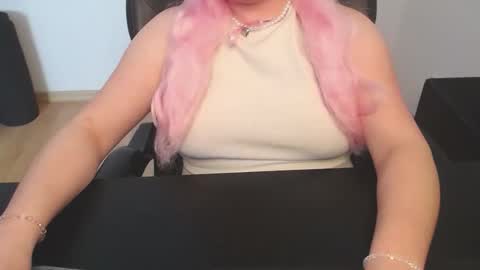 Elly online show from April 7, 3:47 pm