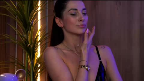 Elly online show from April 24, 7:05 pm