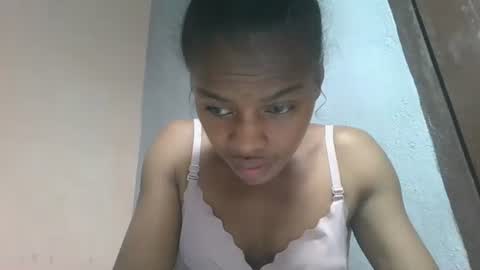 elodie228680 online show from May 2, 3:23 am
