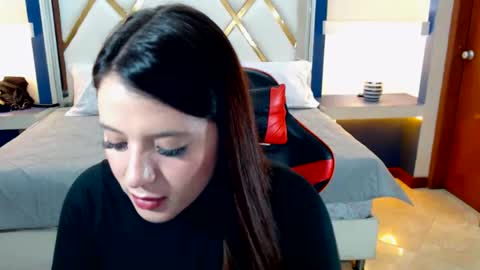 Snapshot of ema_04 chatting on October 25, 12:33 am Estefany Martinez Acua INSTAGRAM ema 04oficial online show from October 25, 12:33 am