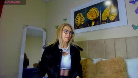 Snapshot of ema_garciaa chatting on October 5, 12:02 pm ema garcia  online show from October 5, 12:02 pm