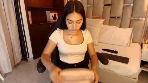 Snapshot of emelie_ch_ chatting on October 1, 10:41 pm Emily  online show from October 1, 10:41 pm