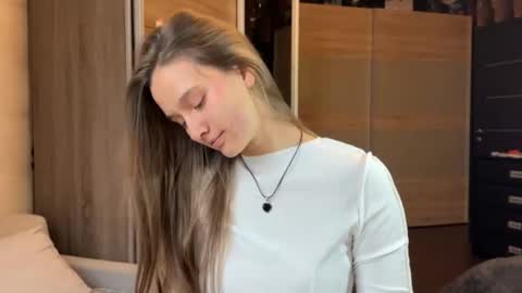 emi__ly online show from December 17, 7:48 am