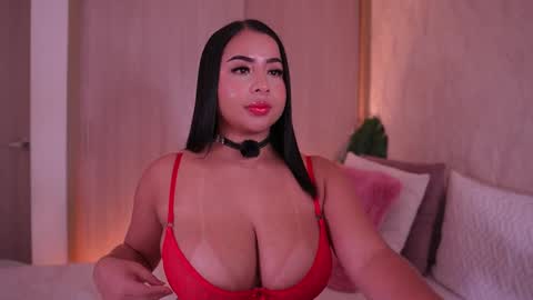 Snapshot of emiily_bell chatting on October 8, 2:08 am    online show from October 8, 2:08 am