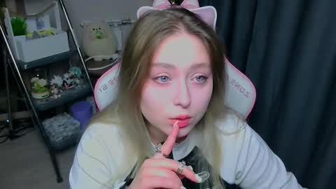 emiliaaah online show from February 3, 1:15 pm