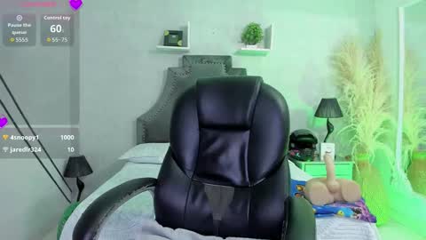 EmiliaRose online show from December 22, 11:00 pm