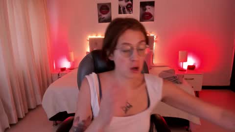 emily_warren__ online show from October 13, 8:00 pm