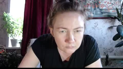 EmilyDoth online show from June 17, 8:19 am