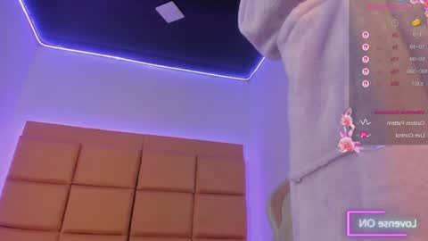 emma__js_ online show from May 15, 11:34 pm