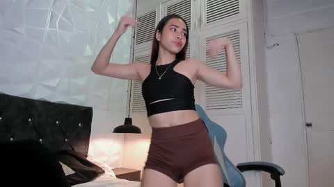 Snapshot of emma_dl2 chatting on February 17, 5:44 pm emma_dl2 online show from February 17, 5:44 pm