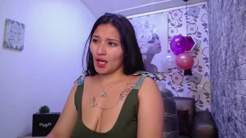 Snapshot of emma_garciaa_ chatting on February 7, 9:47 am emma online show from February 7, 9:47 am
