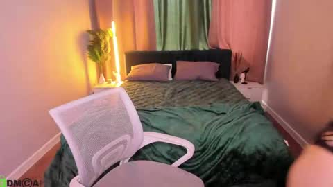 Emma Myer online show from April 9, 6:19 am