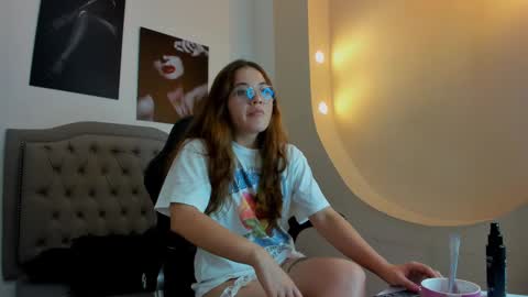 Snapshot of emma_rousz chatting on September 25, 5:36 am emma online show from September 25, 5:36 am