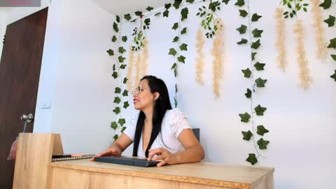 Emma Sanz online show from May 4, 1:17 pm